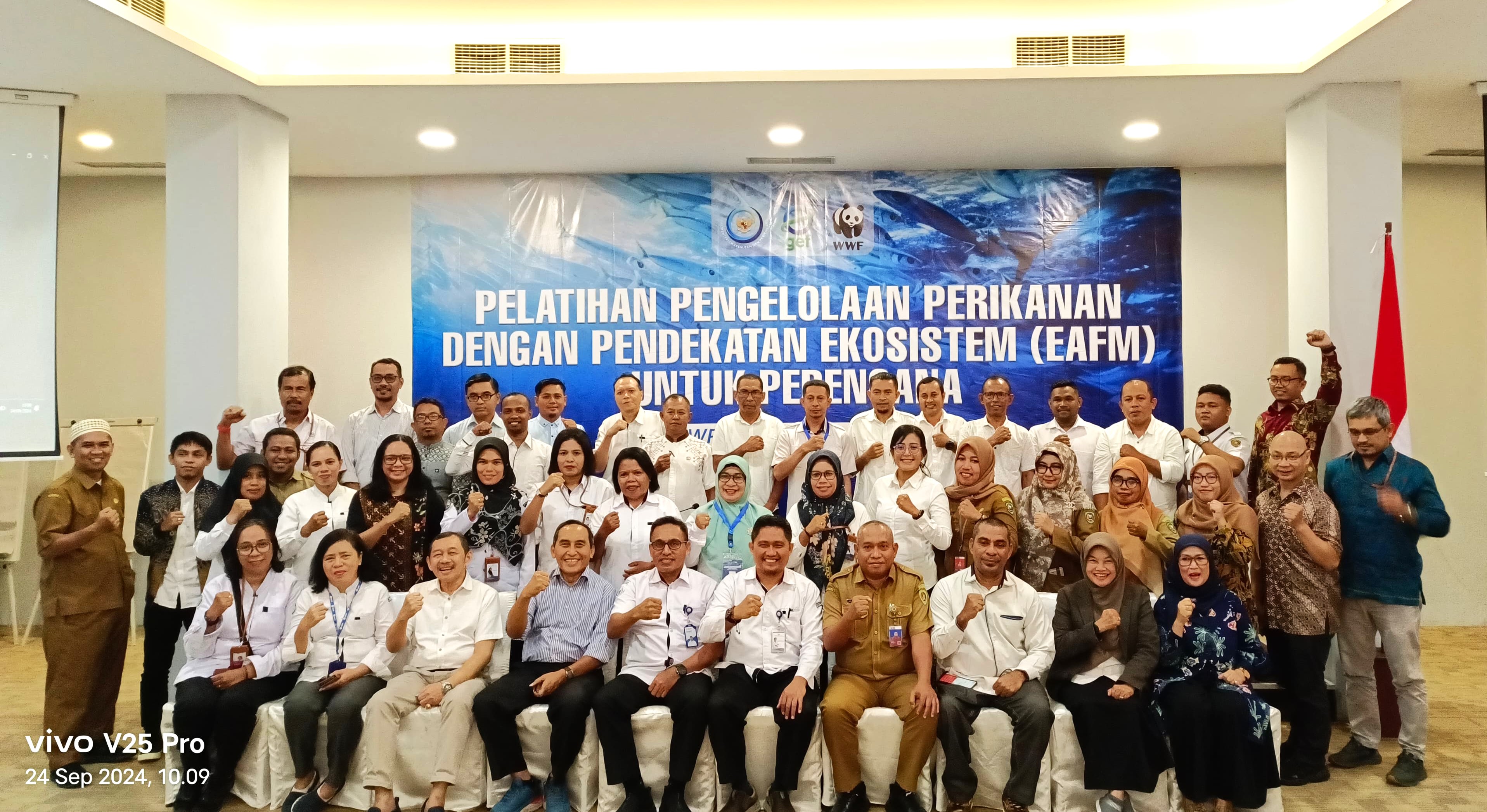 Foto Bersama Peserta dan Instruktur Pelatihan Pengelolaan Perikanan dengan Pendekatan Ekosistem (EAFM) untuk Perencana WPP 715, 717 dan 718 difasilitasi melalui pendanaan hibah GEF 6 CFI Indonesia, bertempat di The City Hotel, Ambon (24/09/2024)